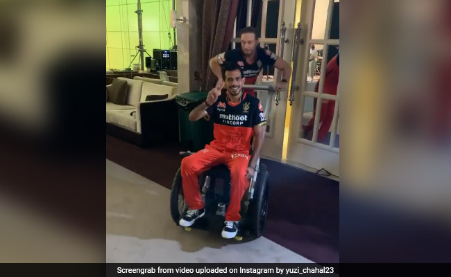 चहल को एबी डिविलियर्स ने ट्रॉली पर बैठाकर ऐसे घुमाया, मंगेतर धनश्री ने यूं रिएक्ट कर लगाई फटकार..देखें Video