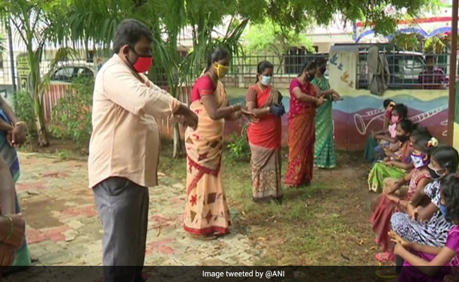 ऑनलाइन क्लास करने में असमर्थ छात्रों को छोटे-छोटे समूहों में पढ़ा रह हैं मदुरै के स्कूल शिक्षक सरवनन