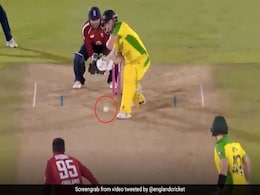 Eng vs Aus: आदिल रशीद ने डाली ऐसी गेंद, अचानक उड़ गए स्टम्प्स, देखते रह गए फिंच... देखें Video Eng vs Aus: आदिल रशीद ने डाली ऐसी गेंद, अचानक उड़ गए स्टम्प्स, देखते रह गए फिंच... देखें Video