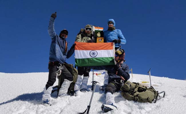 भारतीय 'हिमवीरों' की बड़ी उपलब्धि, लियो पारगिल पर्वत चोटी पर फहराया तिरंगा