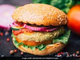 Aloo Tikki Burger: बर्गर खाने के शौकीन हैं तो एक बार घर पर जरूर बनाएं आलू टिक्की बर्गर, उंगलियां चाटते रह जाएंगे खाने वाले... Aloo Tikki Burger: बर्गर खाने के शौकीन हैं तो एक बार घर पर जरूर बनाएं आलू टिक्की बर्गर, उंगलियां चाटते रह जाएंगे खाने वाले...