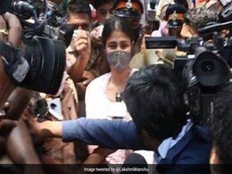 Rhea Chakraborty के साथ मीडियाकर्मियों ने की धक्का-मुक्की तो भड़के Prakash Raj, बोले- शर्मनाक और दुखद, हम... Rhea Chakraborty के साथ मीडियाकर्मियों ने की धक्का-मुक्की तो भड़के Prakash Raj, बोले- शर्मनाक और दुखद, हम...