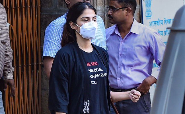 बॉलीवुड एक्&zwj;ट्रेस रिया चक्रवर्ती को मुंबई के भायखला जेल शिफ्ट किया गया