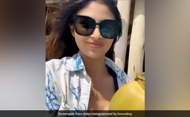 मौनी राय ने मालदीव में Beach पर नारियल पानी का लुत्फ लेते हुए यूं किया डांस, Video हुआ वायरल मौनी राय ने मालदीव में Beach पर नारियल पानी का लुत्फ लेते हुए यूं किया डांस, Video हुआ वायरल
