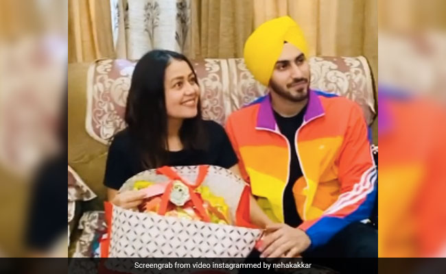 Neha Kakkar की रोहनप्रीत के परिवार से यूं हुई पहली मुलाकात, रोके का Video खूब हो रहा है Viral