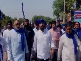 Hathras Case: भीम आर्मी चीफ चंद्रशेखर आजाद को हाथरस जाने से रोका गया, सपा कार्यकर्ताओं पर लाठीचार्ज Hathras Case: भीम आर्मी चीफ चंद्रशेखर आजाद को हाथरस जाने से रोका गया, सपा कार्यकर्ताओं पर लाठीचार्ज