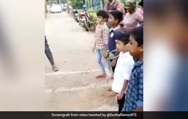 मुंह में चम्मच और नींबू लेकर बच्चे ने ऐसे चालाकी से जीती रेस, बार-बार देखा जा रहा है यह Video