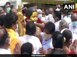 AIADMK foundation day : पार्टी मुख्यालय पर भारी भीड़, सोशल डिस्टेंसिंग की उड़ी धज्जियां AIADMK foundation day : पार्टी मुख्यालय पर भारी भीड़, सोशल डिस्टेंसिंग की उड़ी धज्जियां