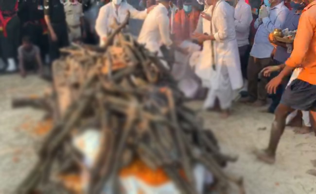 Chirag Paswan Faints After Lighting Father's Funeral Pyre