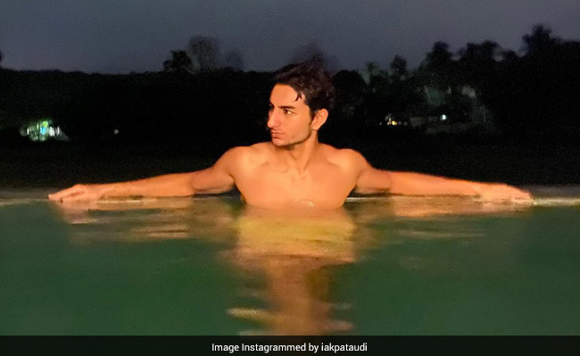 इब्राहिम अली खान ने पूल में रिलैक्स करते हुए शेयर की फोटो, कहा- अगर आप मुश्किल हालात से गुजर रहे हैं तो...