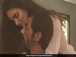 अर्जुन रामपाल संग गर्लफ्रेंड गैब्रिएला की रोमांटिक Photo हुई वायरल, इस अंदाज में नजर आई जोड़ी अर्जुन रामपाल संग गर्लफ्रेंड गैब्रिएला की रोमांटिक Photo हुई वायरल, इस अंदाज में नजर आई जोड़ी