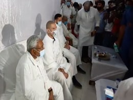 बिहार विधानसभा चुनाव : चिराग पासवान ने छुए नीतीश कुमार के पांव, फिर किया यह काम बिहार विधानसभा चुनाव : चिराग पासवान ने छुए नीतीश कुमार के पांव, फिर किया यह काम