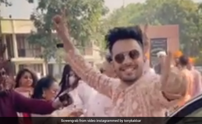 बहन नेहा कक्कड़ की शादी में यूं जमकर नाचे टोनी कक्कड़, देखें धमाकेदार Video