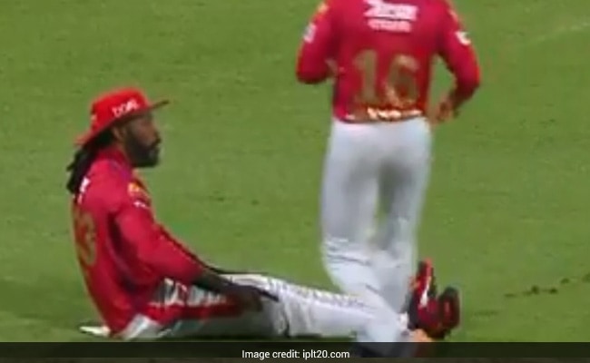RCB vs KXIP: मैदान पर उतरते ही Chris Gayle ने दिखाया मस्ती भरा अंदाज, कैच लेने की नकल करते दिखे..देखें Video