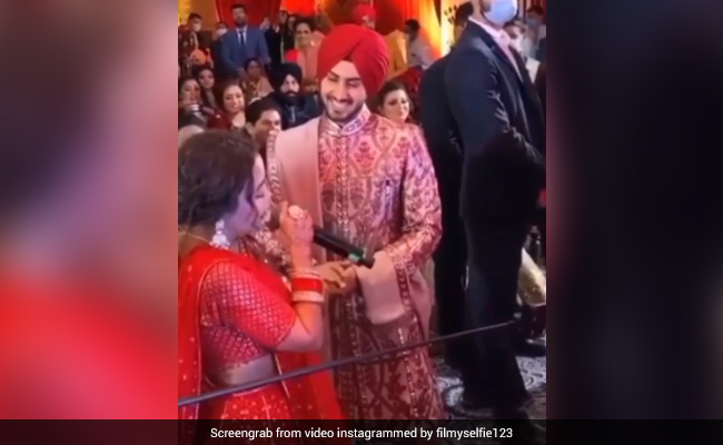 Neha Kakkar ने शादी में रोहनप्रीत सिंह के लिए गाया 'मैं तेरी हो गई' गाना, खूब Viral हो रहा है Video