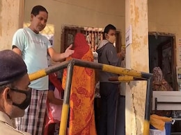 बिहार चुनाव : वोट देने आए शख्स ने नहीं लगाया मास्क, टोकने पर पुलिसकर्मियों से उलझा, देखें VIDEO बिहार चुनाव : वोट देने आए शख्स ने नहीं लगाया मास्क, टोकने पर पुलिसकर्मियों से उलझा, देखें VIDEO