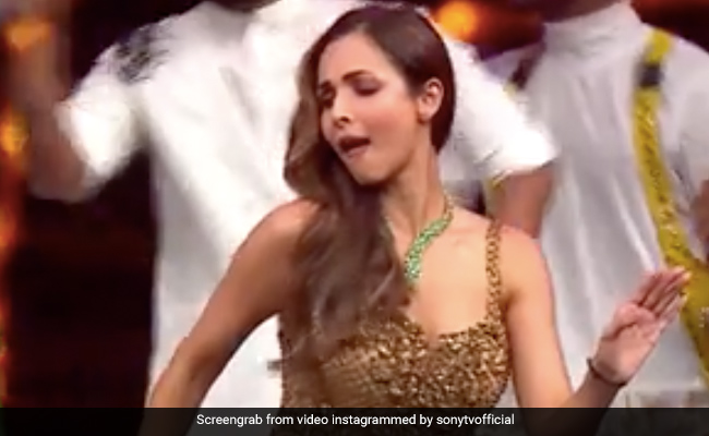 Malaika Arora ने गोल्डन गाउन में 'मुन्नी बदनाम हुई' पर दिखाए जबरदस्त डांस मूव्स, बार-बार देखा जा रहा है Video