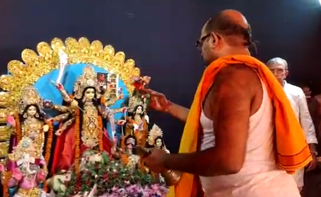 वाराणसी में कुछ इस तरह से सजे मां दुर्गा के पूजा पंडाल, लोगों ने सुरक्षा नियमों का रखा ध्यान