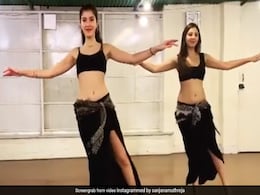 संजय कपूर की बेटी शनाया ने ब्लैक ड्रेस में यूं किया शानदार बेली डांस, खूब Viral हो रहा है Video संजय कपूर की बेटी शनाया ने ब्लैक ड्रेस में यूं किया शानदार बेली डांस, खूब Viral हो रहा है Video