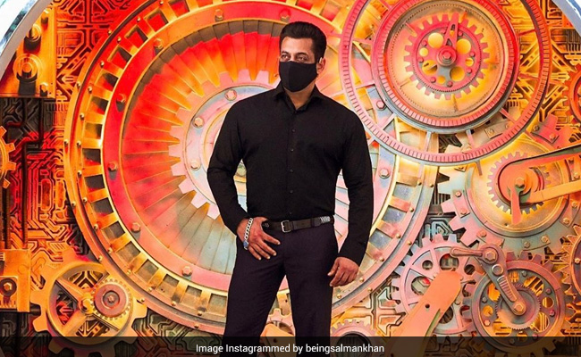 Bigg Boss 14 के प्रीमियर से पहले सलमान खान ने शेयर की सेट से पहली Photo, इस अंदाज में आए नजर