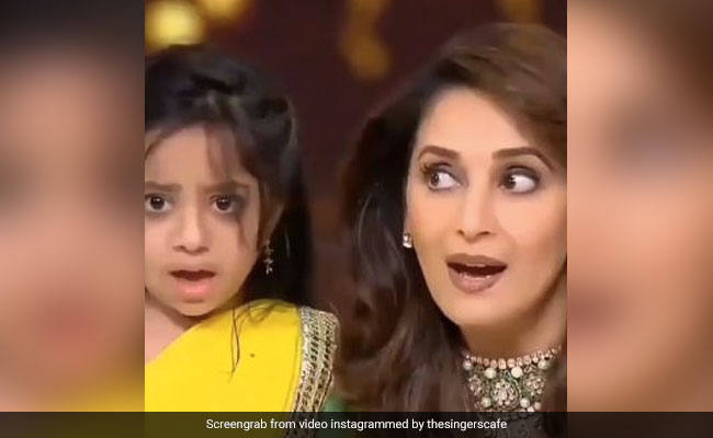 Madhuri Dixit ने 'अखियां मिलाऊं कभी अखियां चुराऊं' पर छोटी बच्ची के साथ दिए जबरदस्त एक्सप्रेशंस, देखें Video