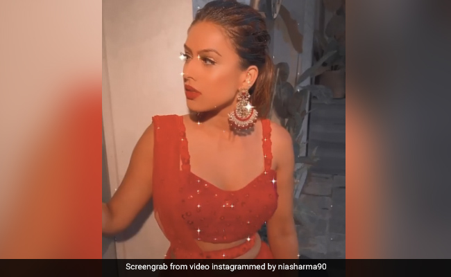 निया शर्मा ने लाल रंग के लहंगे में यूं दिखाया स्वैग, Video ने मचा डाली धूम निया शर्मा ने लाल रंग के लहंगे में यूं दिखाया स्वैग, Video ने मचा डाली धूम