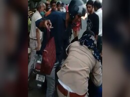 UP: बदायूं में महिला सिपाही के पति ने सरेराह की उसकी पिटाई, पत्नी ने दर्ज कराया केस UP: बदायूं में महिला सिपाही के पति ने सरेराह की उसकी पिटाई, पत्नी ने दर्ज कराया केस