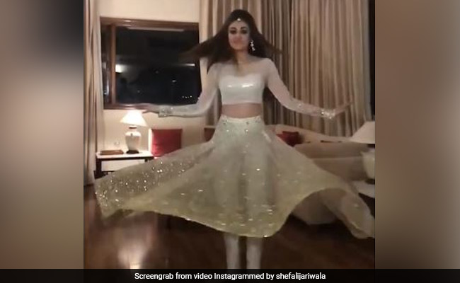 शेफाली जरीवाला नवरात्रि के लिए सज-धज कर हुईं तैयार, सफेद चमकीली ड्रेस में Chogada Tara पर झूमती आईं नजर