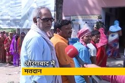 बिहार के औरंगाबाद में पोलिंग बूथ के बाहर नजर आई लंबी लाइनें बिहार के औरंगाबाद में पोलिंग बूथ के बाहर नजर आई लंबी लाइनें