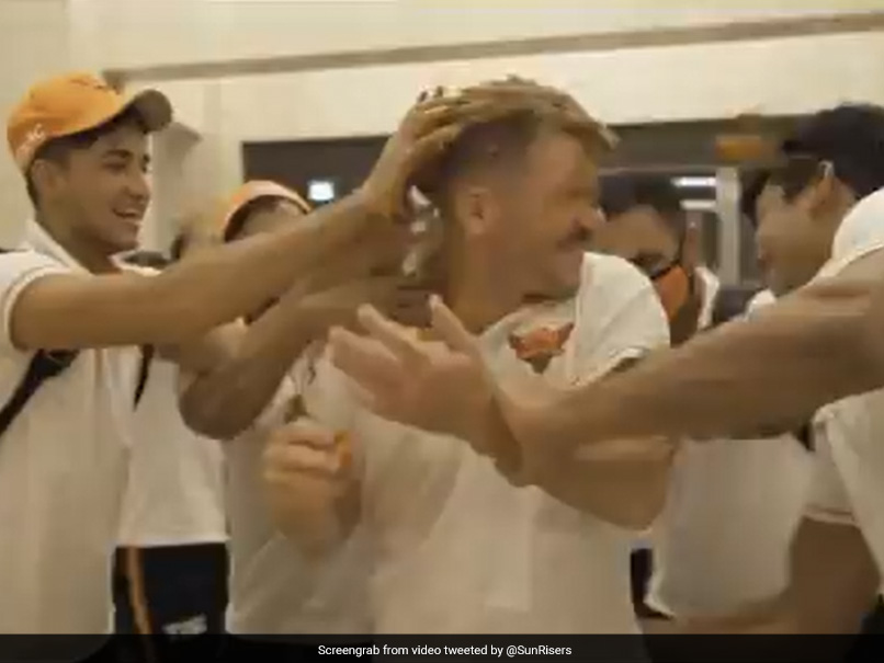 IPL 2020, SRH vs DC: David Warner Leads Hilarious Cake Fight After Win Against Delhi Capitals. Watch