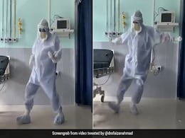 डॉक्टर ने कोरोना के मरीजों के सामने किया 'घुंघरू' सॉन्ग पर जबरदस्त डांस, PPE किट पहन दिखाए ऐसे अंदाज - देखें Video डॉक्टर ने कोरोना के मरीजों के सामने किया 'घुंघरू' सॉन्ग पर जबरदस्त डांस, PPE किट पहन दिखाए ऐसे अंदाज - देखें Video
