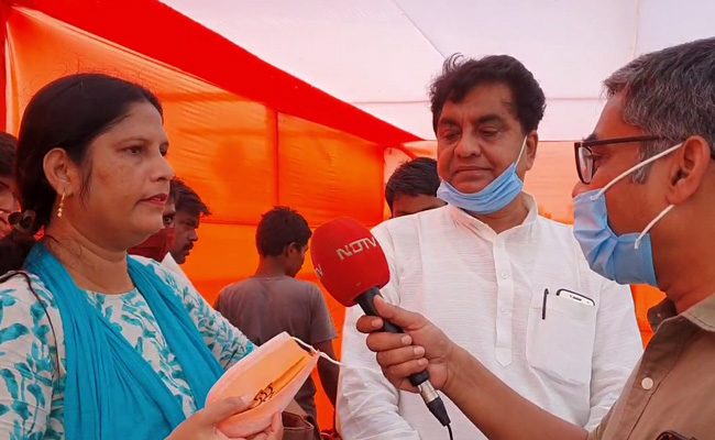 बिहार चुनाव : नियमों की धज्जियां उड़ाते दिखे BJP नेता, मास्क न लगाने के दे रहे अजीब तर्क - देखें VIDEO