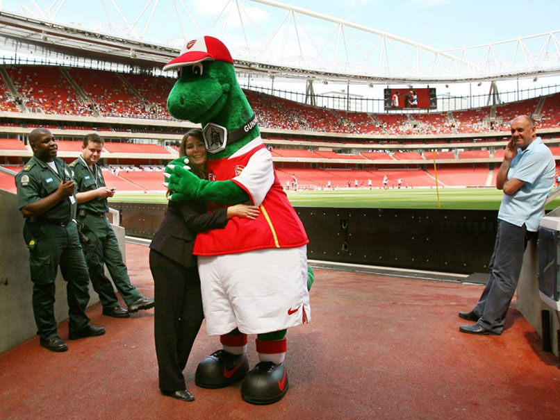 Premier League: Arsenal's Mesut Ozil Steps In To Save Gunnersaurus From Extinction