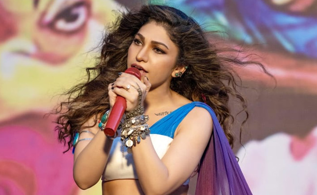 Tulsi Kumar Experiments With Her Outfits In New Song <i>Tanhaai</i>
