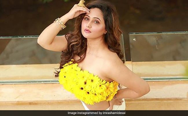 रश्मि देसाई ने सनफ्लावर ड्रेस में शेयर की तस्वीरें, Photos देख आप भी कहेंगे Wow