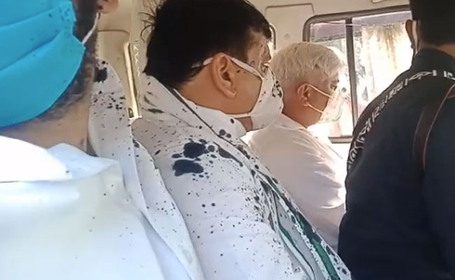 हाथरस: आप सांसद संजय सिंह और विधायक राखी बिड़लान पर फेंकी गई काली स्याही