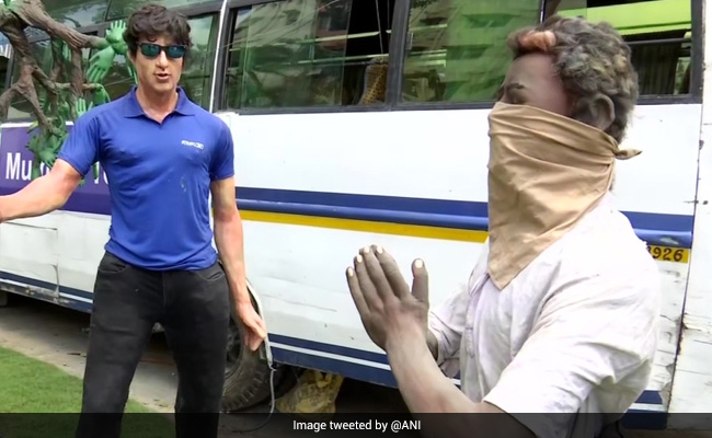 कोलकाता : पूजा पंडाल में एक्टर सोनू सूद के नेक काम पर बनाया गया शानदार थीम, देखें Photos