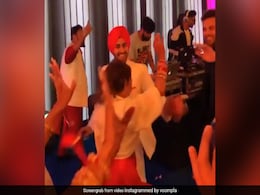 Neha Kakkar ने शादी में पति संग 'प्यार तेनु करदे गबरू' पर यूं किया डांस, बार-बार देखा जा रहा Video Neha Kakkar ने शादी में पति संग 'प्यार तेनु करदे गबरू' पर यूं किया डांस, बार-बार देखा जा रहा Video