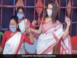 नुसरत जहां ने लाल साड़ी पहन दुर्गा पंडाल में किया पारंपरिक डांस, Video हुआ वायरल नुसरत जहां ने लाल साड़ी पहन दुर्गा पंडाल में किया पारंपरिक डांस, Video हुआ वायरल