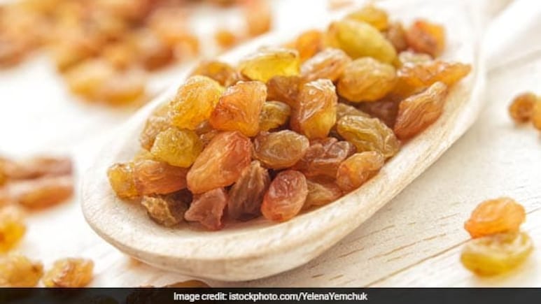 Should You Start Your Day With Soaked Raisins? All Possible Health Benefits
