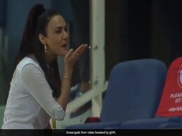 IPL 2020: हैदराबाद के खिलाफ रोमांचक जीत की खुशी में 'Preity Zinta' का रिएक्शन वायरल, फ्लाइंग किस करती दिखीं.. IPL 2020: हैदराबाद के खिलाफ रोमांचक जीत की खुशी में 'Preity Zinta' का रिएक्शन वायरल, फ्लाइंग किस करती दिखीं..