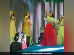 नेहा कक्कड़ ने लाल घाघरा पहन अपने संगीत सेरेमनी में किया भांगड़ा, Illegal Weapon गाने पर दिखाया धमाकेदार अंदाज नेहा कक्कड़ ने लाल घाघरा पहन अपने संगीत सेरेमनी में किया भांगड़ा, Illegal Weapon गाने पर दिखाया धमाकेदार अंदाज