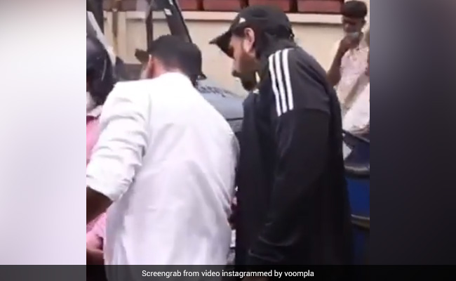 रणवीर सिंह की कार में बाइक सवार ने मारी टक्कर, एक्टर ने गाड़ी से उतर किया ऐसा- देखें Video