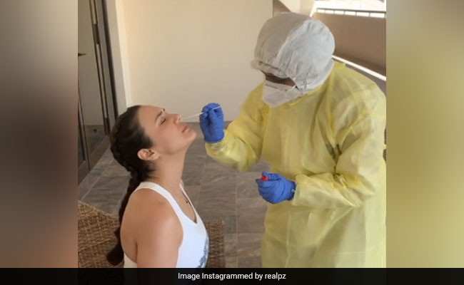 प्रीति जिंटा ने COVID-19 टेस्ट का वीडियो शेयर किया तो मशहूर फिटनेस ट्रेनर ने कहा- यह तरीका गलत है