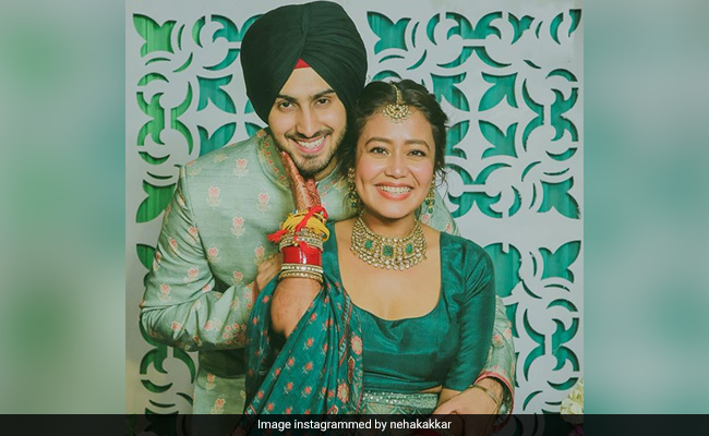 नेहा कक्कड़ ने पहना लाल चूड़ा और मेहंदी में लिखा रोहनप्रीत सिंह का नाम, खूब Viral हो रही हैं Photos