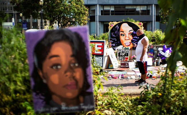US Cops Say They Banged On Breonna Taylor's Door For 30 To 90 Seconds