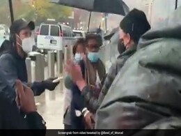 This Hollywood Star Won Hearts By Handing Out Cookies To Voters Standing In Rain This Hollywood Star Won Hearts By Handing Out Cookies To Voters Standing In Rain