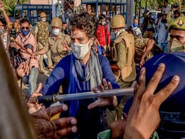 प्रियंका गांधी वाड्रा कवच बनकर आ गईं सामने, जब DND पर कांग्रेस कार्यकर्ता पर हुआ लाठीचार्ज - देखें Video प्रियंका गांधी वाड्रा कवच बनकर आ गईं सामने, जब DND पर कांग्रेस कार्यकर्ता पर हुआ लाठीचार्ज - देखें Video