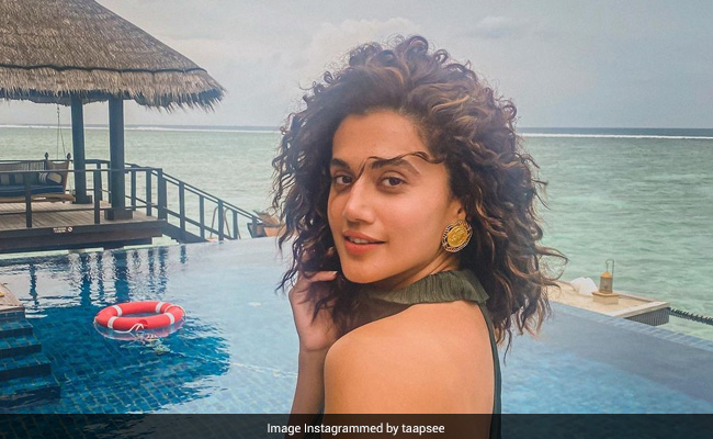 तापसी पन्नू ने बहनों के साथ रैप सॉन्ग पर किया धमाकेदार डांस, VIDEO हुआ वायरल