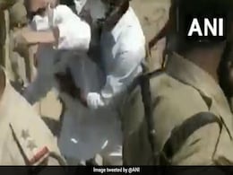 हाथरस कांड : पीड़ित परिवार से मिलने जा रहे TMC सांसद के साथ UP पुलिस ने की धक्कामुक्की, जमीन पर गिरे, देखें Video हाथरस कांड : पीड़ित परिवार से मिलने जा रहे TMC सांसद के साथ UP पुलिस ने की धक्कामुक्की, जमीन पर गिरे, देखें Video